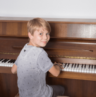 dete svira klavir individualni časovi klavira grupni časovi