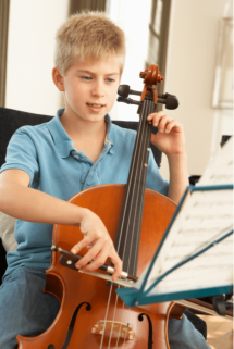dečak violončelo svira muzička škola
