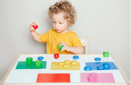 dete misli uči kroz igru razmišlja ekološke igračke