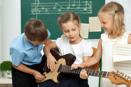 deca sviraju gitaru